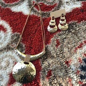 Set of earrings and necklace.